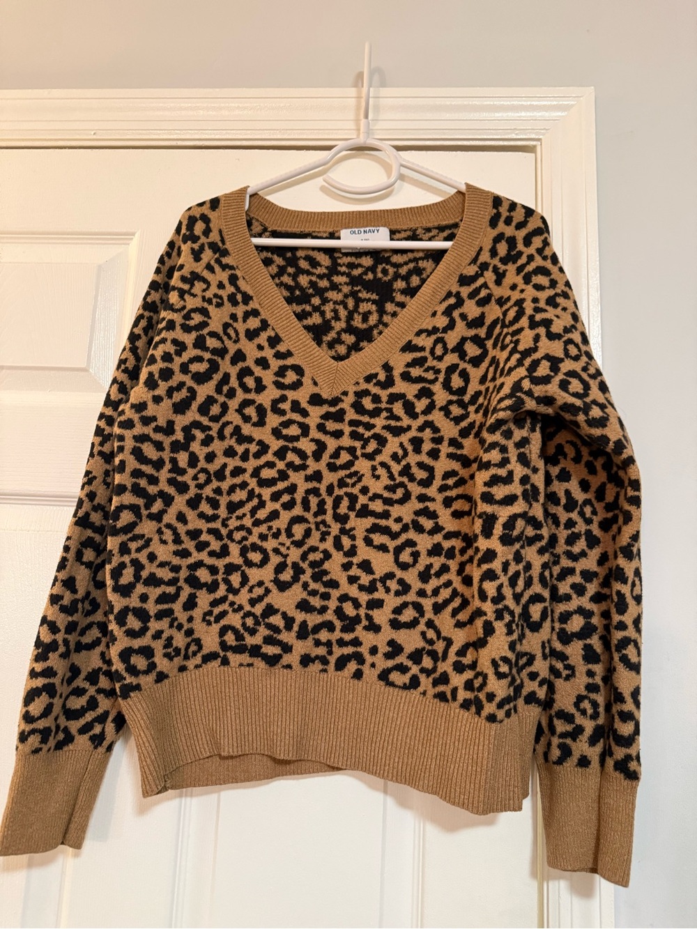 Old Navy Leopard V-Neck Sweater in Camel and Black